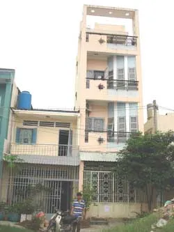 Ai dám đập căn nhà kiên cố nhiều tầng này để trả đất cho chủ đất? Ảnh: TC