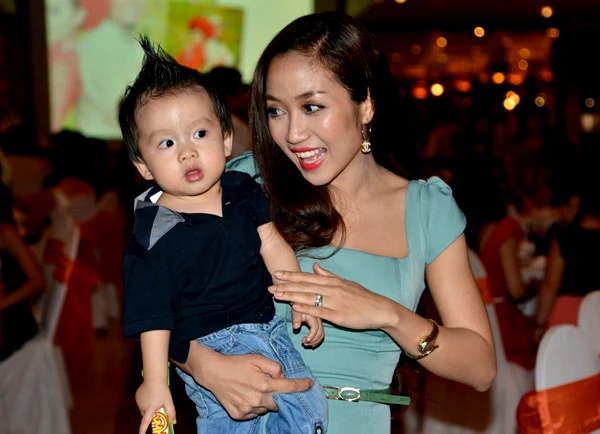 Hoài Linh mặc áo dài dự đám cưới Hồng Tơ ảnh 9 Hoài Linh mặc áo dài dự đám cưới Hồng Tơ ảnh 9