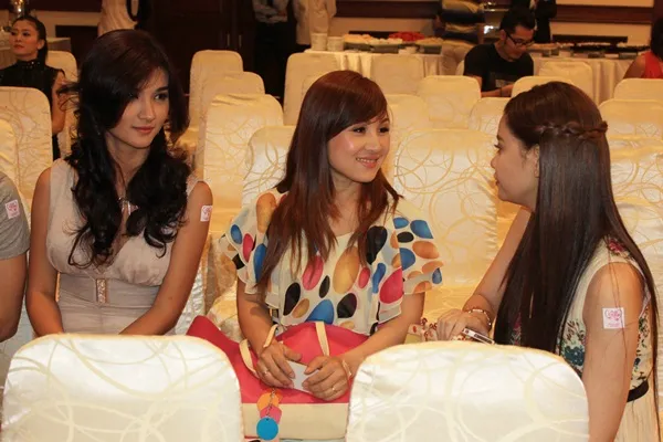 Trương Quỳnh Anh lần đầu đi tiệc sau sinh ảnh 5 Trương Quỳnh Anh lần đầu đi tiệc sau sinh ảnh 5