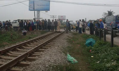 Băng qua đường sắt, một gia đình bị tàu thống nhất tông ảnh 1 Băng qua đường sắt, một gia đình bị tàu thống nhất tông ảnh 1