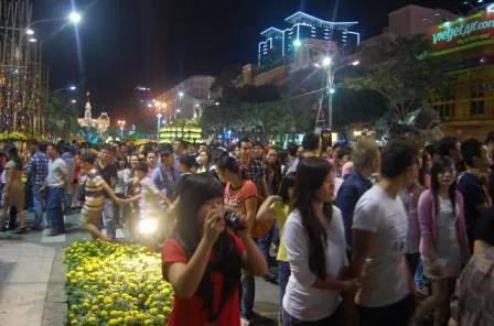 Đường hoa Nguyễn Huệ chật cứng người trong thời khắc giao thừa ảnh 5 Đường hoa Nguyễn Huệ chật cứng người trong thời khắc giao thừa ảnh 5