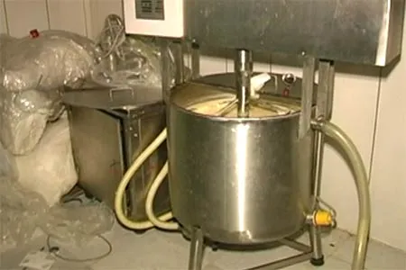 Bắt quả tang doanh nghiệp sang chiết dầu nhớt giả ảnh 1 Bắt quả tang doanh nghiệp sang chiết dầu nhớt giả ảnh 1