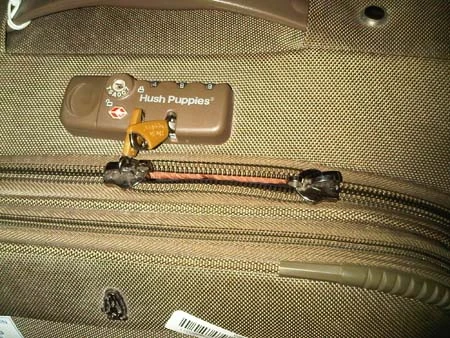 Hành lý máy bay bị cắt khóa, rút lõi ảnh 1 Hành lý máy bay bị cắt khóa, rút lõi ảnh 1