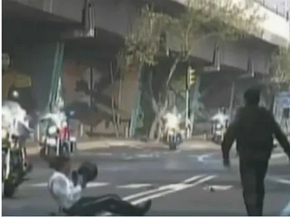 Xe cảnh sát tháp tùng tổng thống “làm xiếc” trên đường ảnh 2 Xe cảnh sát tháp tùng tổng thống “làm xiếc” trên đường ảnh 2