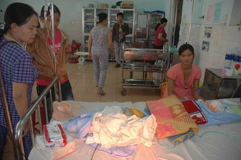 Phát hiện cháu bé vẫn sống khi đưa ra nghĩa địa ảnh 1