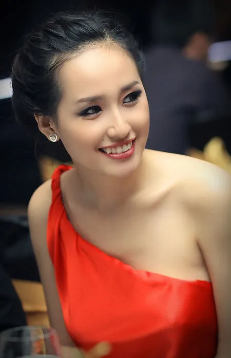 Mai Phương Thúy đẹp với váy lụa hở lưng ảnh 5 Mai Phương Thúy đẹp với váy lụa hở lưng ảnh 5