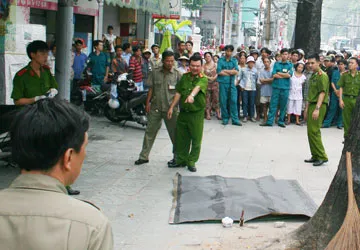 Ở nhà một mình, bé năm tuổi rơi lầu tử vong ảnh 1