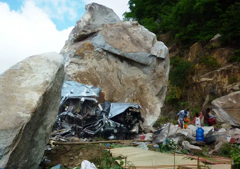 Chiếc ôtô bị hòn đá to đè bẹp nát. Ảnh: Đ.X Chiếc ôtô bị hòn đá to đè bẹp nát. Ảnh: Đ.X