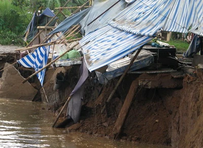 Cần Thơ: Chợ sụp xuống sông, 2 người mất tích ảnh 1