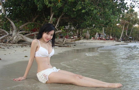 Elly gợi cảm trên bãi biển ảnh 1