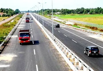 Ôtô khách đâm xe tải trên cao tốc Trung Lương, 8 người chết ảnh 1