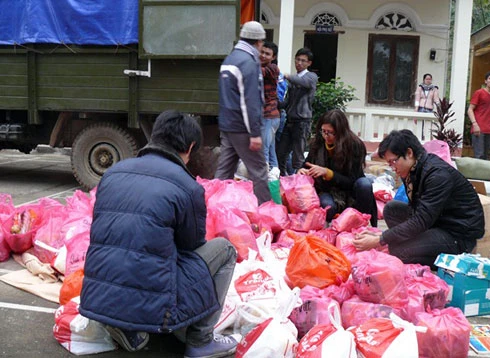 Nguyễn Thị Loan mặt mộc đi từ thiện ảnh 1