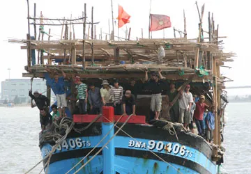 Cứu 35 ngư dân trôi dạt trên biển ảnh 1