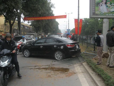 Xe hơi “làm xiếc” trên đường Nguyễn Trãi ảnh 3