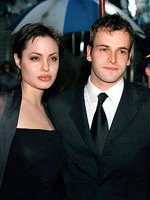 Chuyện chưa kể về Angelina Jolie - Kỳ 7: Yêu người cùng giới ảnh 1