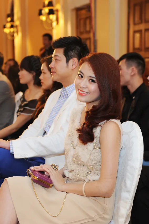 Hoàng Thùy Linh tươi tắn dự tiệc thời trang ảnh 3 Hoàng Thùy Linh tươi tắn dự tiệc thời trang ảnh 3