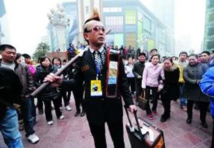 Ăn mày mặc vest tiền triệu, đi máy bay xin tiền ảnh 1