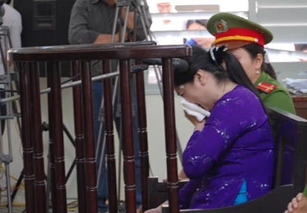 Trực tiếp phiên xử vụ án nhà báo Hoàng Hùng- phần 1: Bà Liễu bị chồng đánh trước khi đốt chồng? ảnh 17