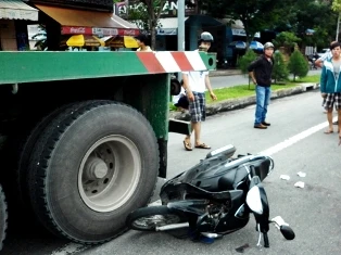 Mải nghe điện thoại, chui gầm xe đầu kéo ảnh 1