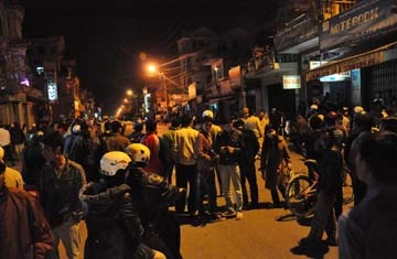 Tường thuật trực tiếp: Vụ dùng súng AK bắt cóc con tin đang diễn ra ở Huế - Phần 1 ảnh 3