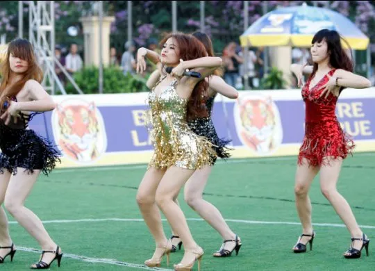 Hoàng Thùy Linh thiêu đốt sân bóng "phủi" ảnh 10