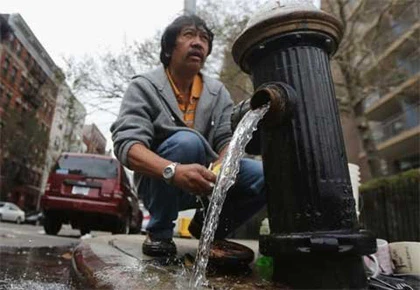 Ảnh sốc dân New York lục thùng rác tìm đồ ăn ảnh 4