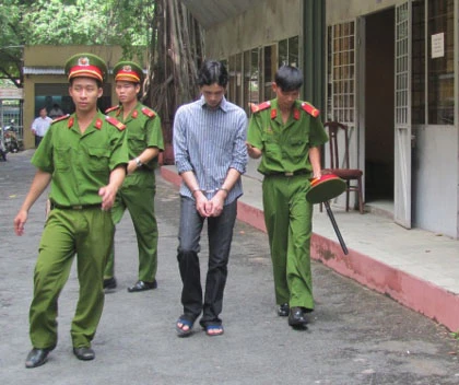 Lùi xe, cán chết cháu bé 18 tháng tuổi ảnh 1