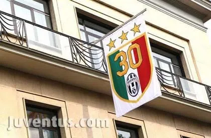 Hậu vệ Juve tung “chiêu độc” ăn mừng Scudetto ảnh 2 Hậu vệ Juve tung “chiêu độc” ăn mừng Scudetto ảnh 2