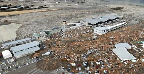 Sóng thần phá hủy sân bay Sendai, Miyagi. Sóng thần phá hủy sân bay Sendai, Miyagi.