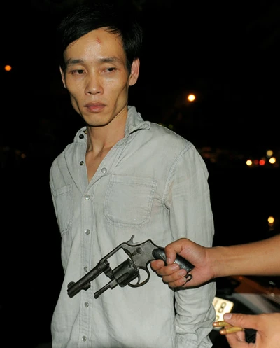 Giấu súng ngắn trên xế hộp Mercedes ảnh 1 Giấu súng ngắn trên xế hộp Mercedes ảnh 1