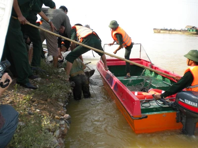 Tường thuật trực tiếp: Trục vớt chiếc xe khách bị lũ cuốn trôi - Phần 2 ảnh 16 Tường thuật trực tiếp: Trục vớt chiếc xe khách bị lũ cuốn trôi - Phần 2 ảnh 16