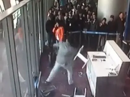 Trễ chuyến, quan chức Trung Quốc đập phá sân bay ảnh 3 Trễ chuyến, quan chức Trung Quốc đập phá sân bay ảnh 3