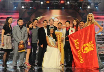 Hương Giang giao lưu khán giả tại Bế mạc 330 năm Mỹ Tho ảnh 2 Hương Giang giao lưu khán giả tại Bế mạc 330 năm Mỹ Tho ảnh 2