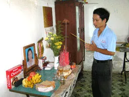 Anh Thế trước di ảnh chị gái. Anh Thế trước di ảnh chị gái.