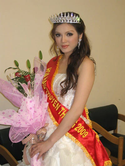 Lý Nhã Kỳ làm hoa hậu ảnh 1