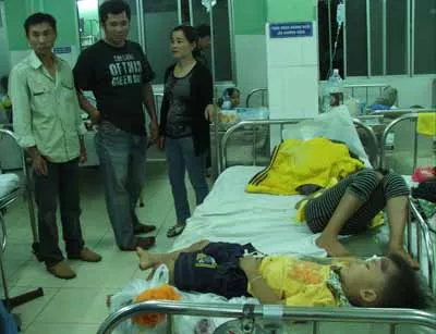 Kinh hoàng xe lửa tông sáu ôtô, ít nhất hai người chết, 26 người bị thương ảnh 8 Kinh hoàng xe lửa tông sáu ôtô, ít nhất hai người chết, 26 người bị thương ảnh 8