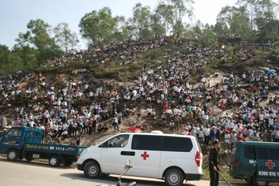 Tường thuật trực tiếp: Trục vớt chiếc xe khách bị lũ cuốn trôi - Phần 2 ảnh 25 Tường thuật trực tiếp: Trục vớt chiếc xe khách bị lũ cuốn trôi - Phần 2 ảnh 25