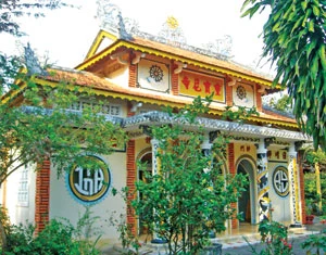 Tam quan chùa Linh Bửu.