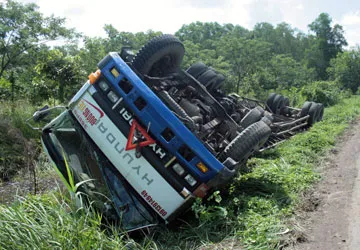 Tránh xe cẩu, xe container lật xuống mương nước ảnh 1