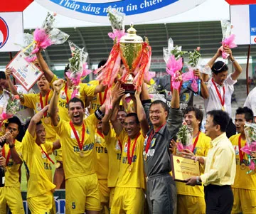 Tiệc đăng quang bị phá ảnh 7 Tiệc đăng quang bị phá ảnh 7