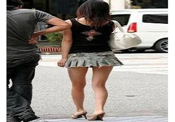 Nữ sinh trung học bị đuổi học vì… mặc váy ngắn ảnh 1