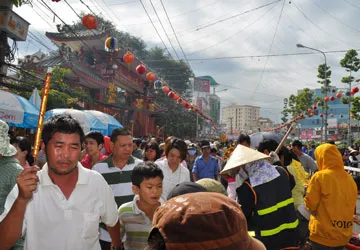 Đi lễ chùa Bà: Ngất xỉu vì khói hương, kẹt xe ảnh 2