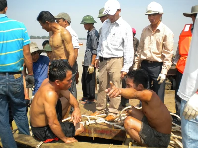 Tường thuật trực tiếp: Trục vớt chiếc xe khách bị lũ cuốn trôi - Phần 2 ảnh 30 Tường thuật trực tiếp: Trục vớt chiếc xe khách bị lũ cuốn trôi - Phần 2 ảnh 30