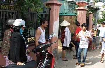 Ngoài ngõ nhà bà Thanh cũng có nhiều người chờ để đòi nợ. Ảnh: TẤN VŨ