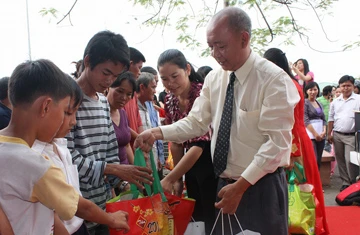 Tặng gần 3.000 phần quà tết cho các hộ nghèo ảnh 1