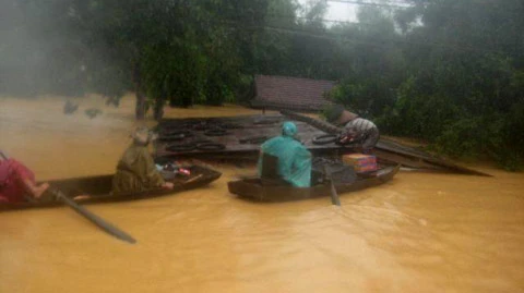 Lũ miền Trung: Nhà ngập nóc, 11 người chết ảnh 6