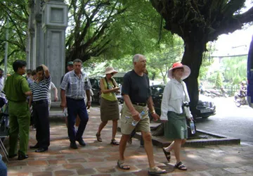 Hà Nội: Không còn cảnh du khách bị đeo bám ảnh 1