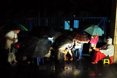 Đạp đổ cổng trường, xô đẩy xin học lớp 1 ảnh 1 Đạp đổ cổng trường, xô đẩy xin học lớp 1 ảnh 1