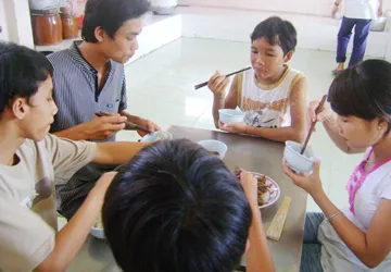 Vụ hành hạ bé Hào Anh: Cậu bé bị buộc ăn những thứ kỳ dị! ảnh 1 Vụ hành hạ bé Hào Anh: Cậu bé bị buộc ăn những thứ kỳ dị! ảnh 1