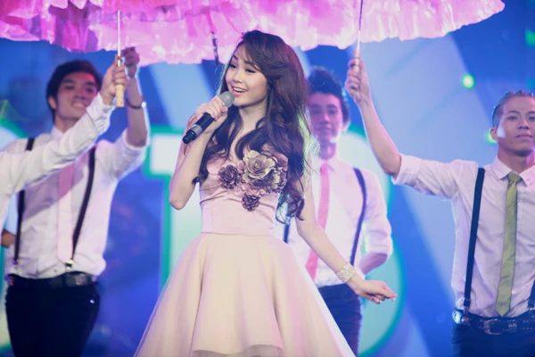 Minh Hằng vừa làm MC vừa hát ảnh 3